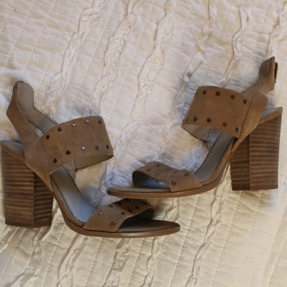 Women's leather sandal, chunky heel,  tan, sz: 7m. - Picture 2 of 6